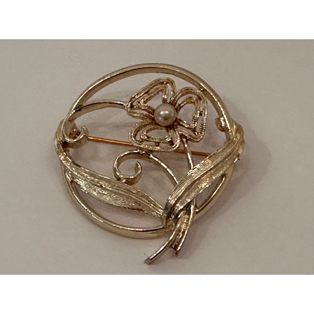 Vtg Sarah Coventry Flower w/ Faux Pearl Center inside Gold Tone Circle Brooch